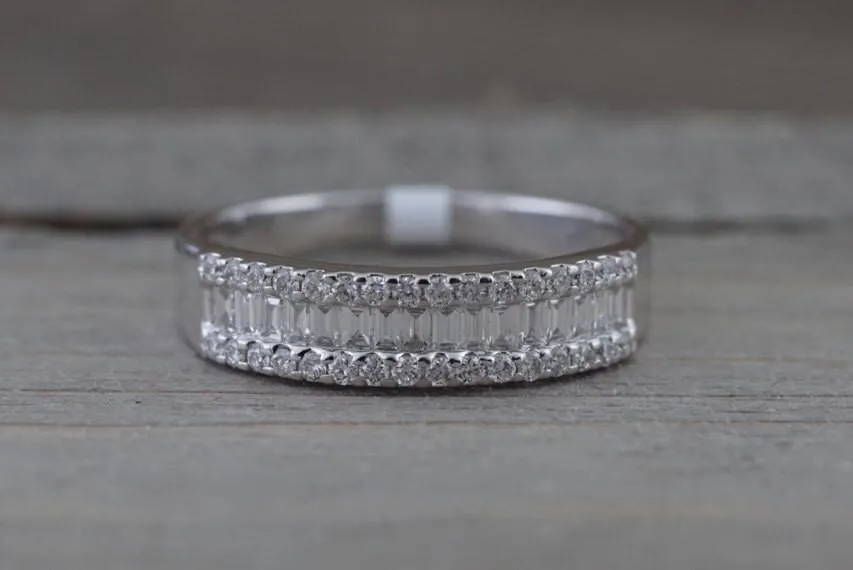 Vintage Art Deco Diamond Ring in 14K White Gold with Brilliant and Baguette Diamonds