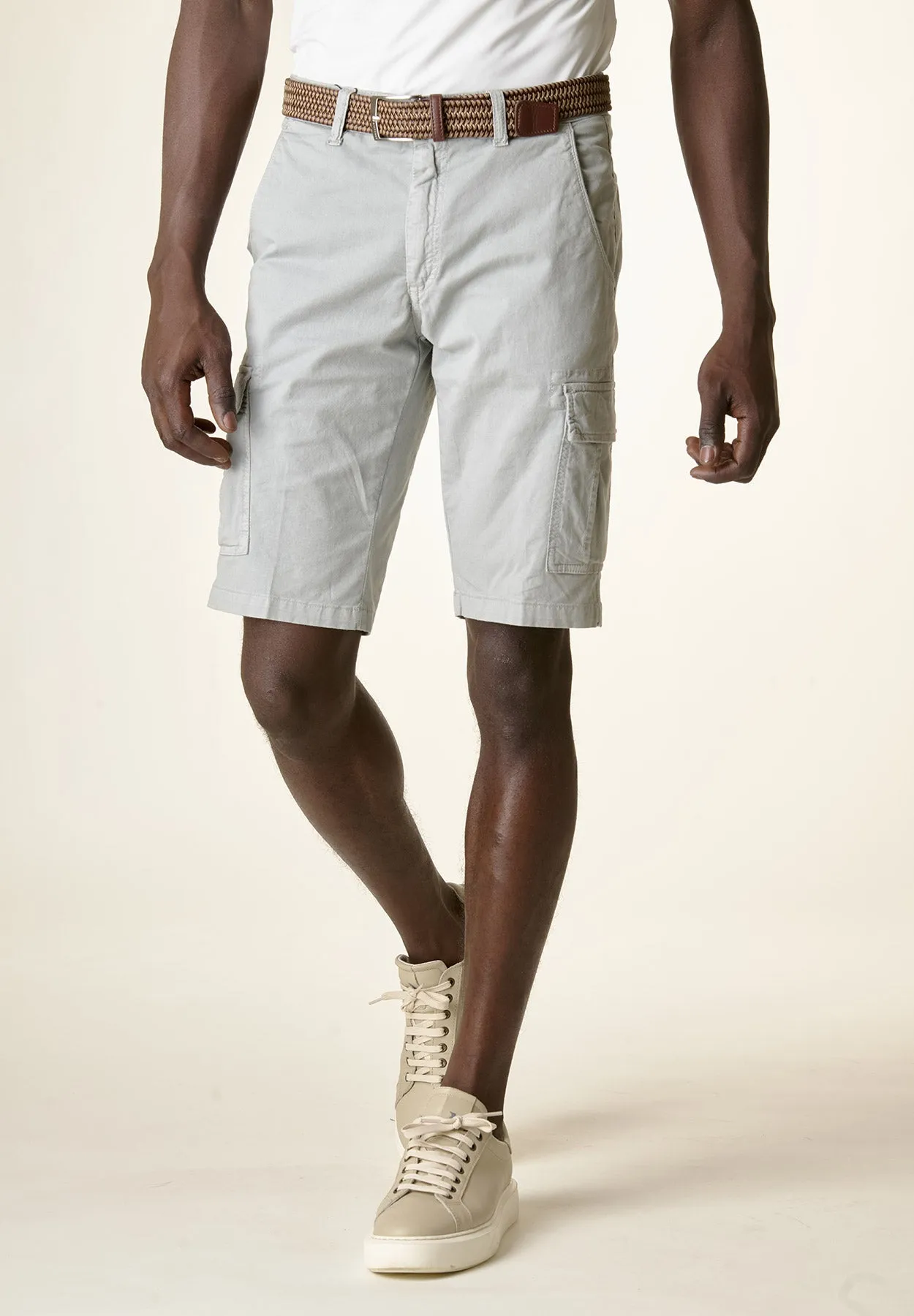 Light gray stretch cotton cargo shorts Bermuda.