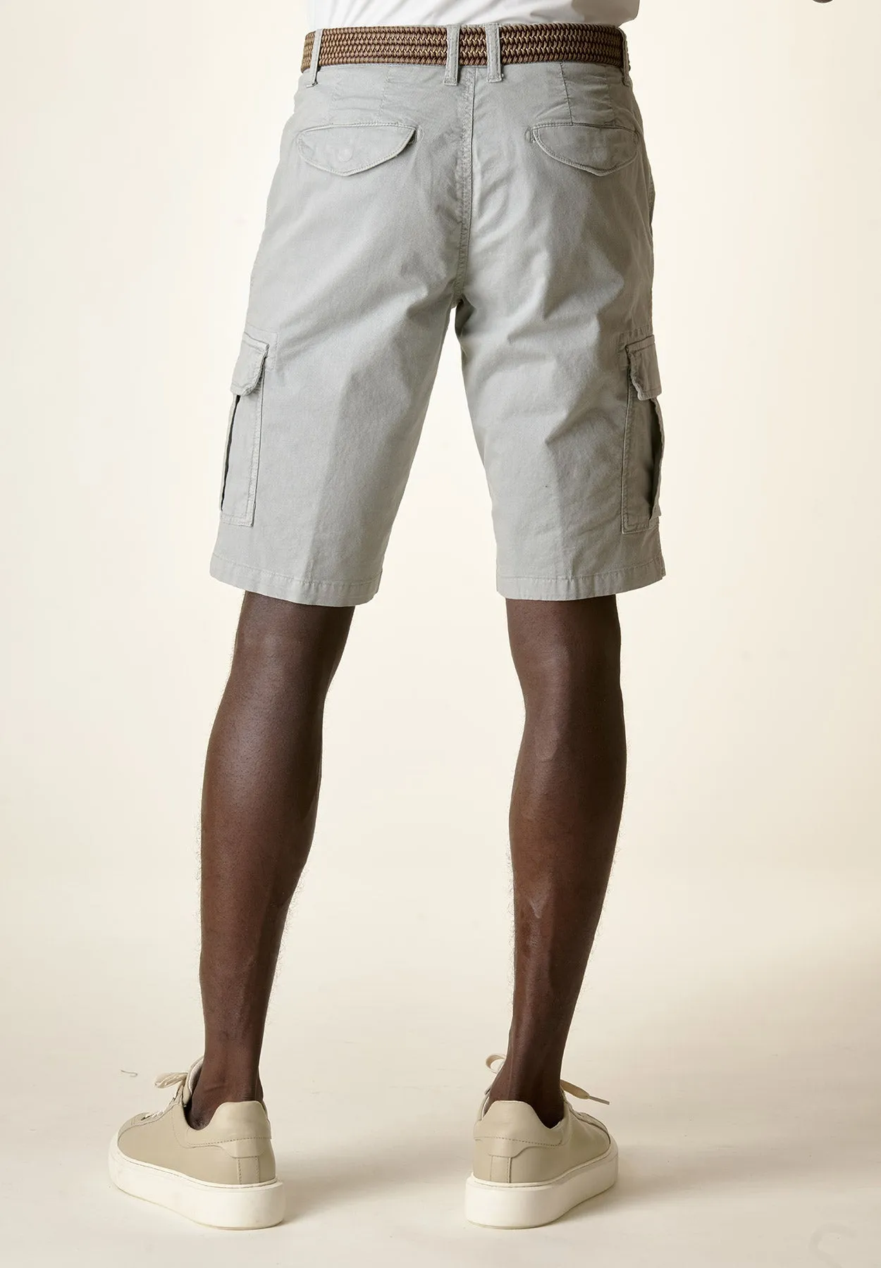 Light gray stretch cotton cargo shorts Bermuda.