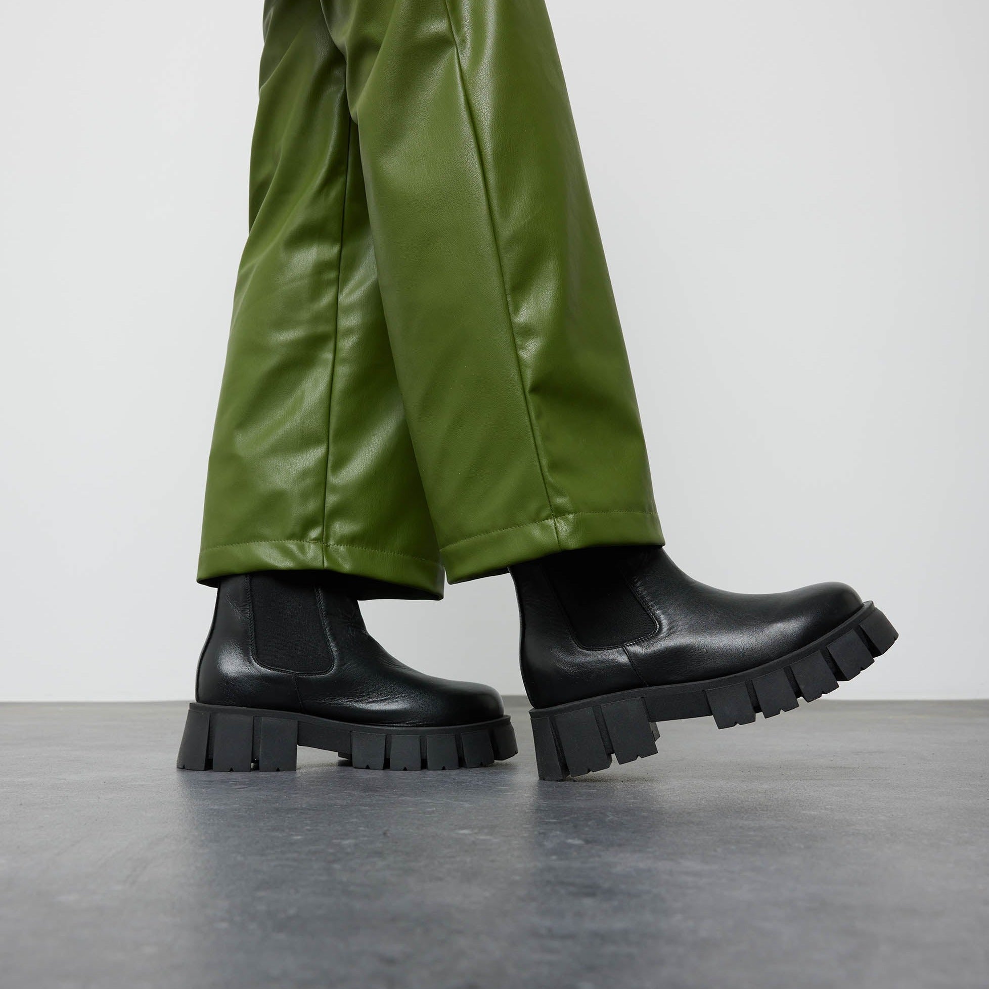 Chelsea boots black women