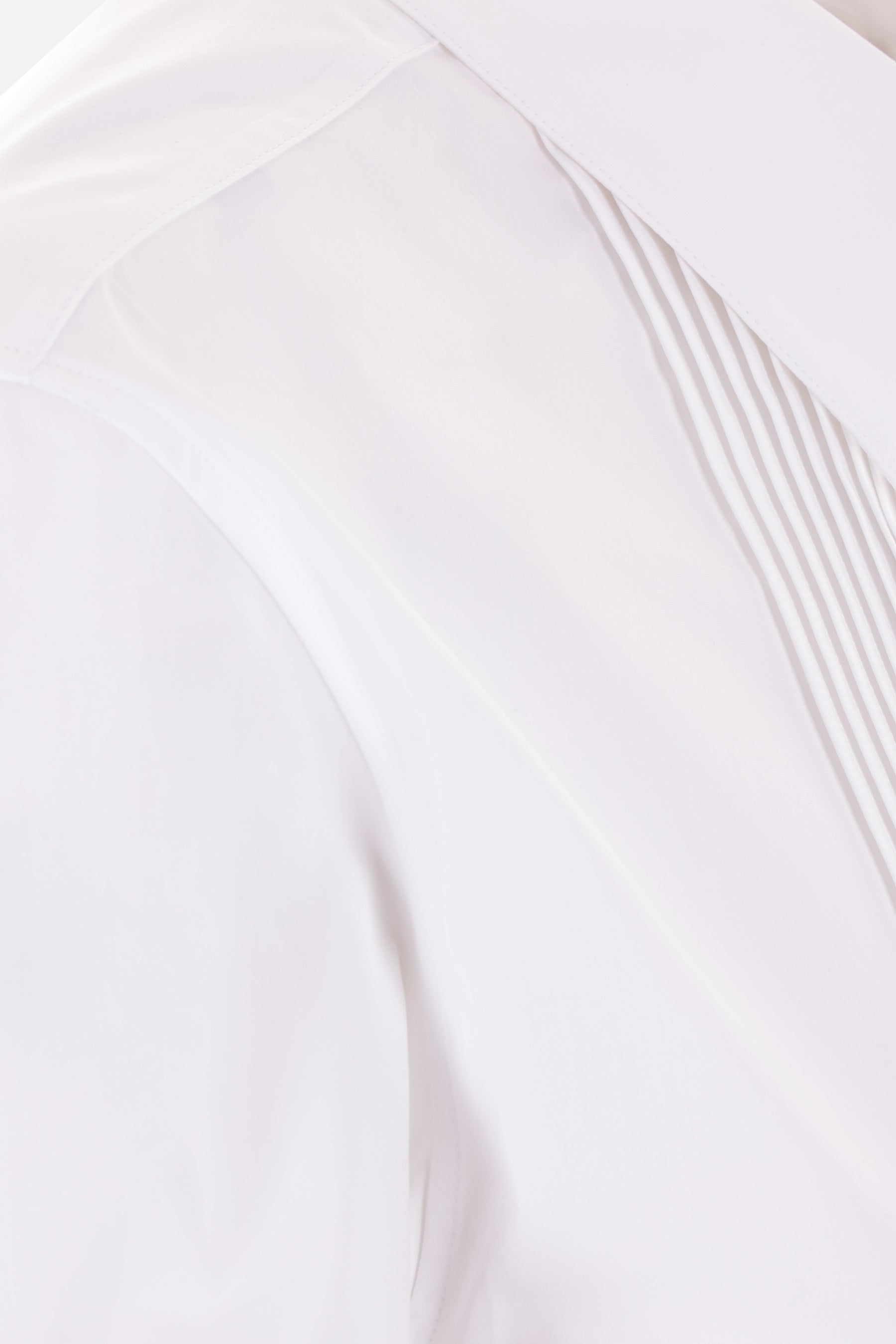 Pleated plastron poplin shirt.