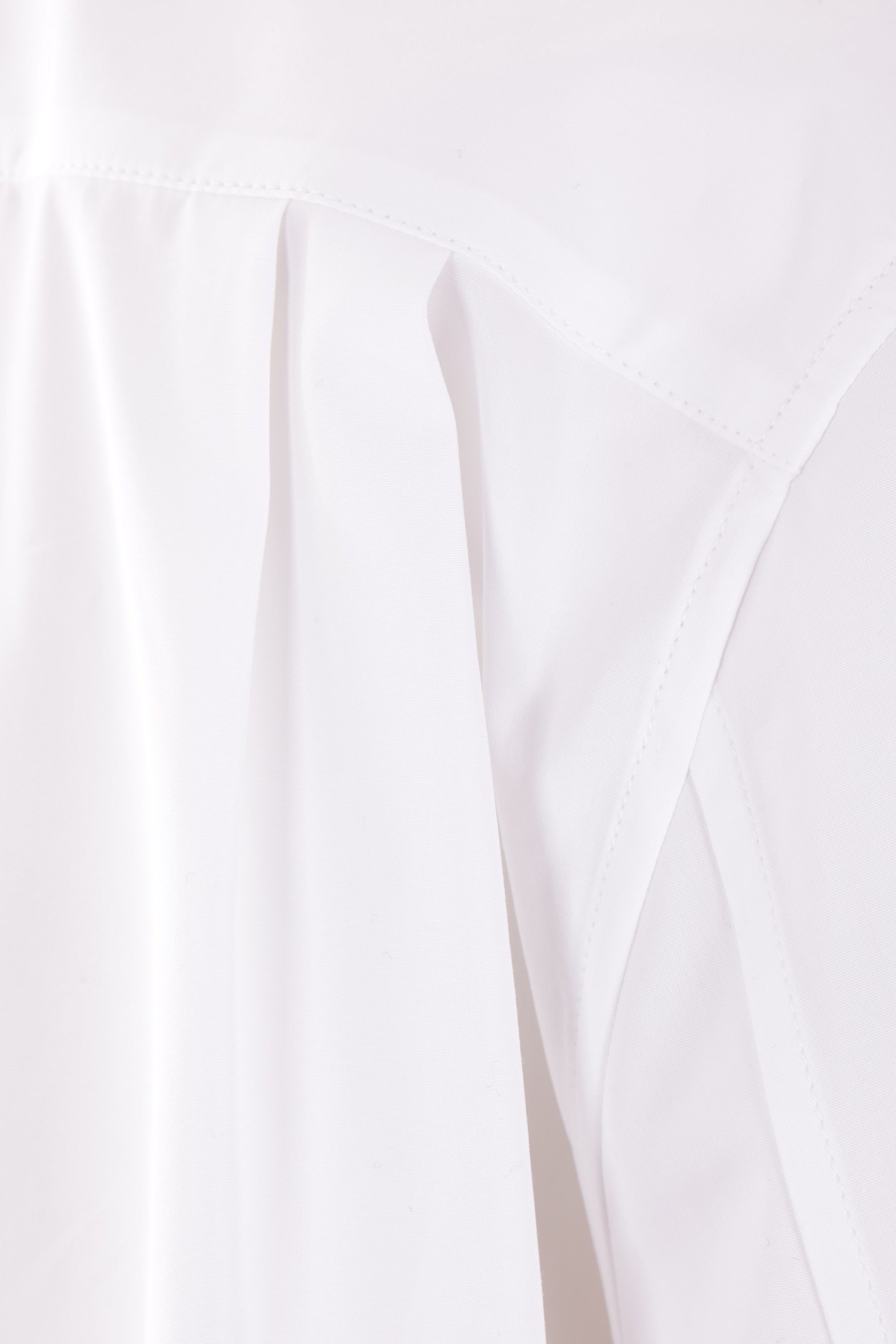 Pleated plastron poplin shirt.